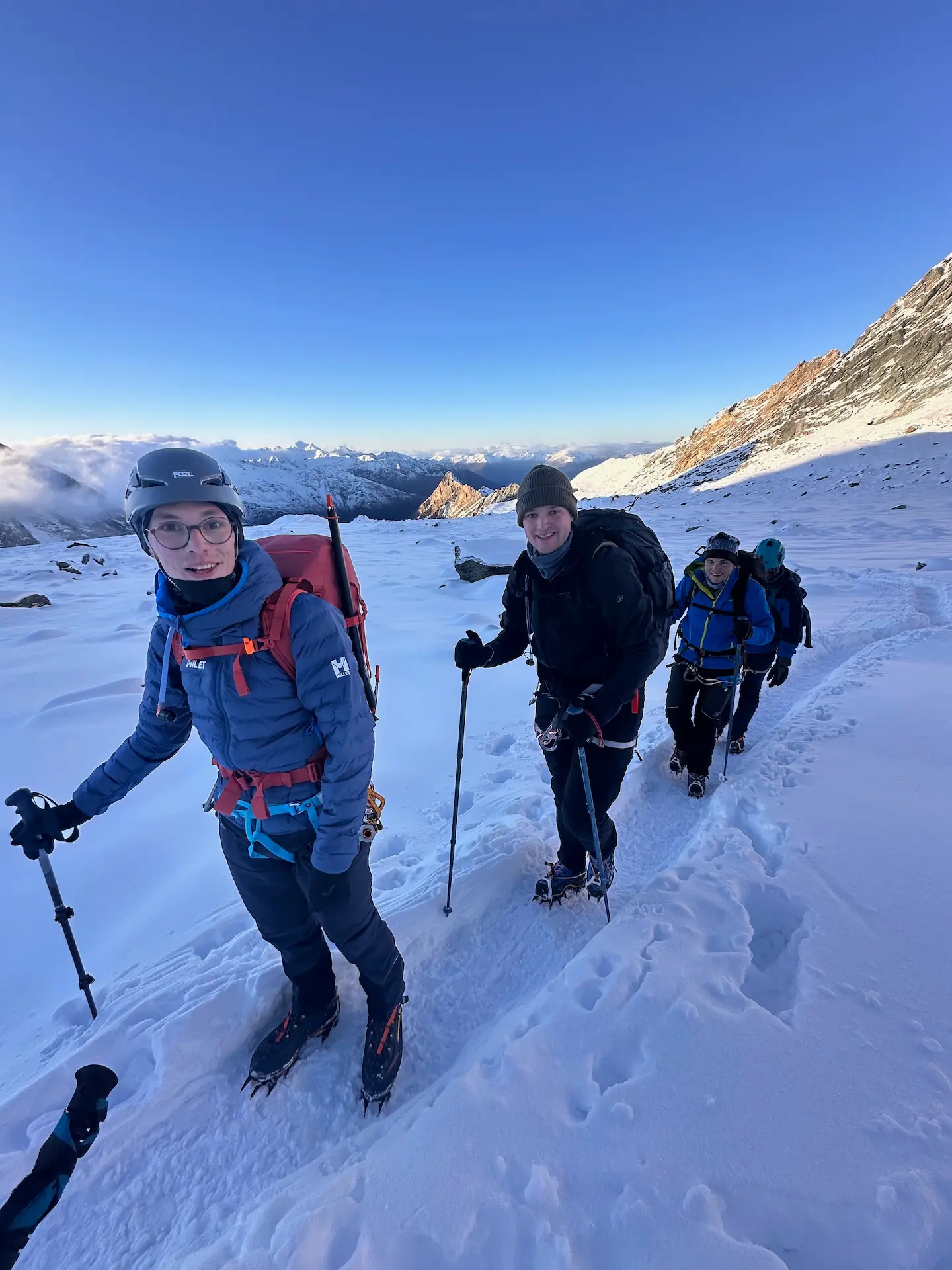 vereinsmitglieder beim aufstieg auf den grossglockner